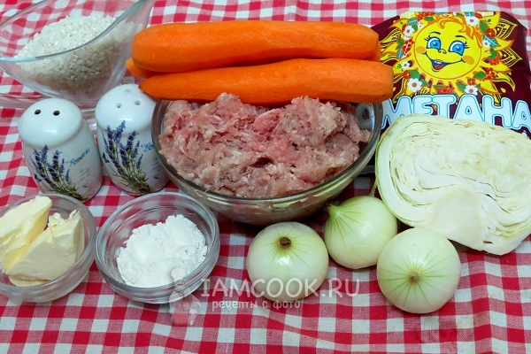 Ingredientes para los rollos de col perezosos en salsa de crema agria en el horno