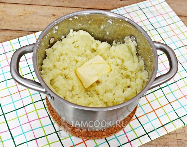 Butter in Kartoffelpüree geben