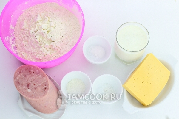 Ingredienser til flade kager med ost og skinke i stegepande