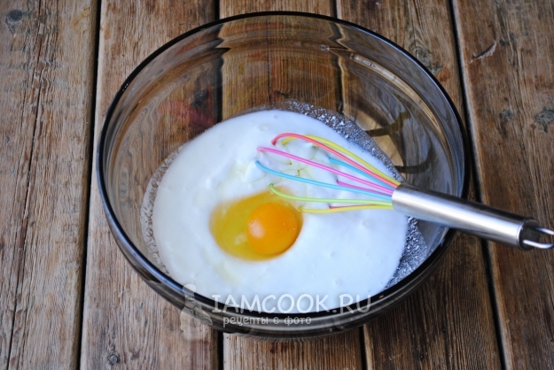 מוסיפים ביצים, מלח וסודה לשתיה