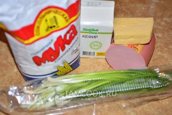 Ingredienser til brød med ost og pølse i stegepande