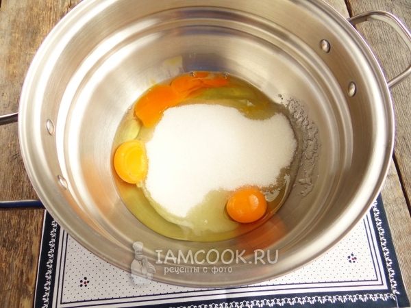 Unire lo zucchero con le uova