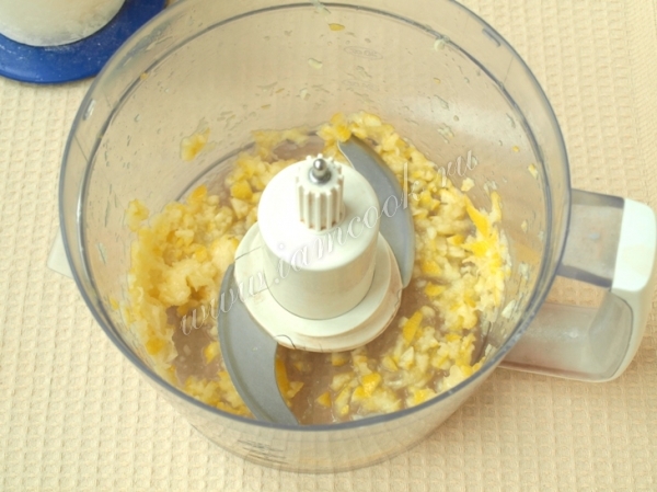 Zitrone in einem Mixer