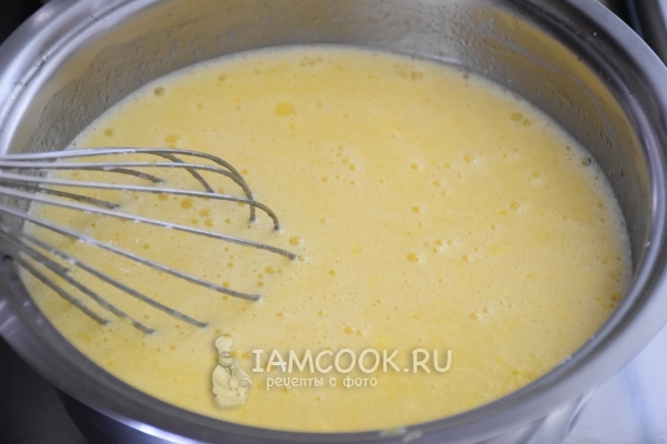 יוצקים את תערובת הביצים לתוך החמאה עם הסוכר