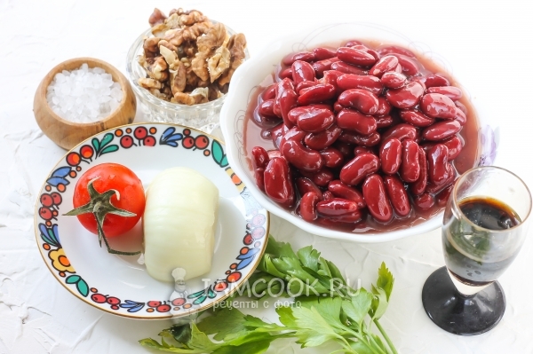 Ingredienser til lobio fra røde dåsebønner