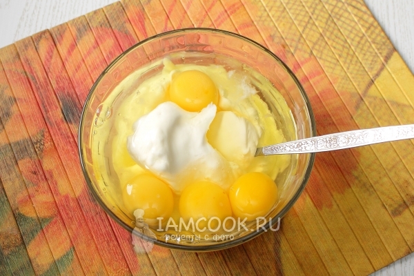 混合酸奶油和鸡蛋