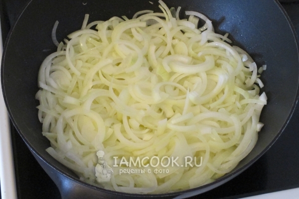 Saltee las cebollas en mantequilla