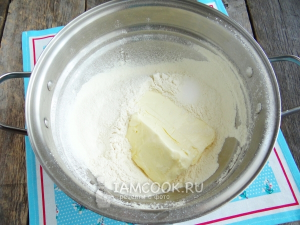 Kombiniere das Mehl und die Butter