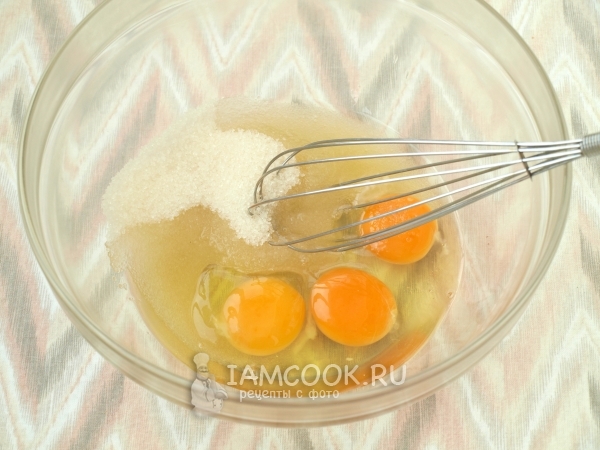 מערבבים ביצים עם סוכר