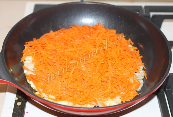 胡萝卜在平底锅中淬火