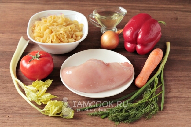 Složení těstovin s kuřecím masem a zeleninou v pánvi