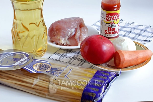 Ingredienser til pasta med kyllingefilet og grøntsager