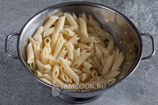 Kast pastaen i en kolander