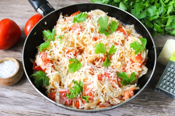 Fotografija makarona s rajčicama i sirom