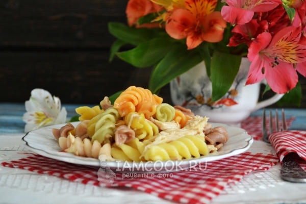 Kuva pasta, jossa on lihapalat monivärisessä