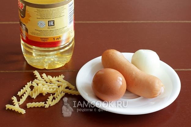 Sastojci za tjesteninu s jajima i kobasicama