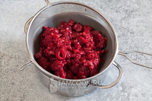Wipe raspberries through a sieve