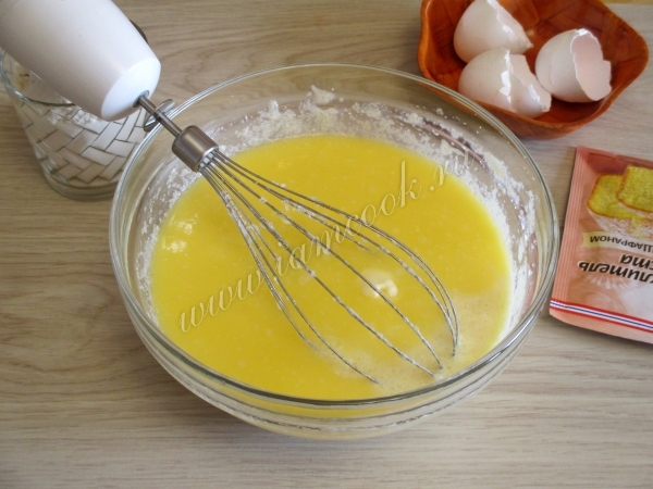מוסיפים את החמאה לביצים