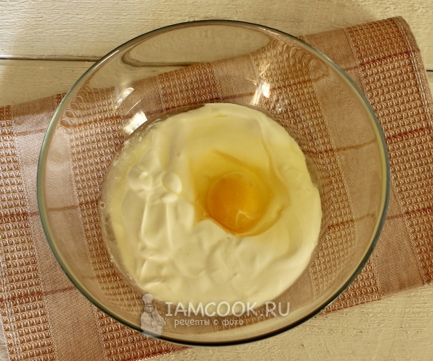 结合酸奶油和鸡蛋