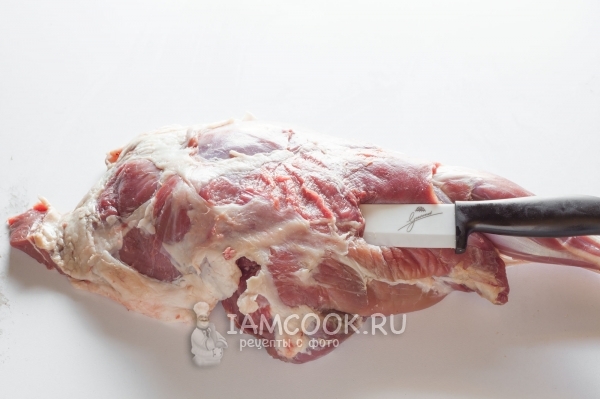 Pierce κρέας με ένα μαχαίρι