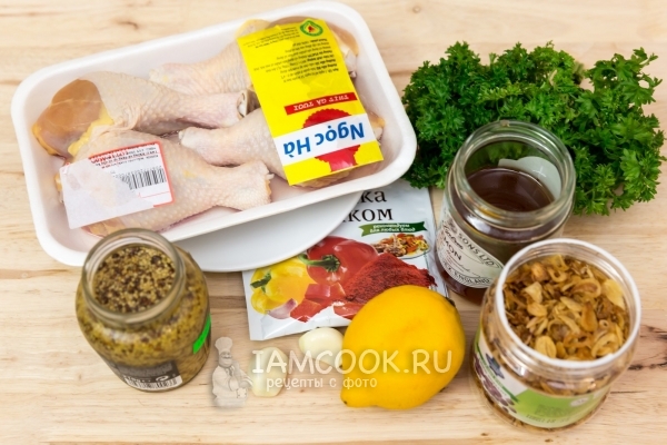 Ingredienser til marinade med granulært sennep til kylling