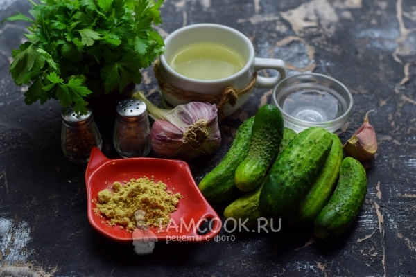 Ingredienti per cetrioli sott'aceto per l'inverno con senape e burro