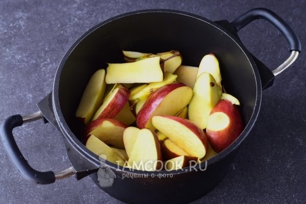 Put the apples in the pan