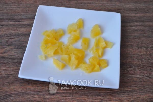 Нарежете ананаси