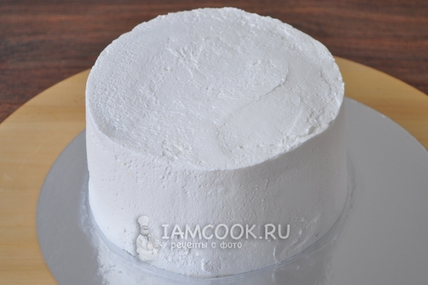 Cover the cake with curd cream