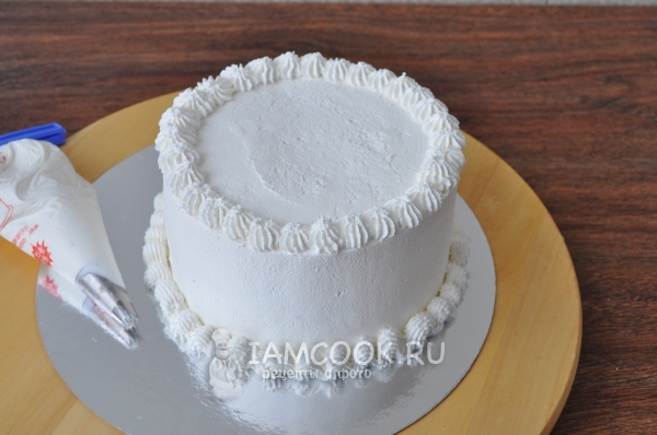 Decorate cake with cream on the edges