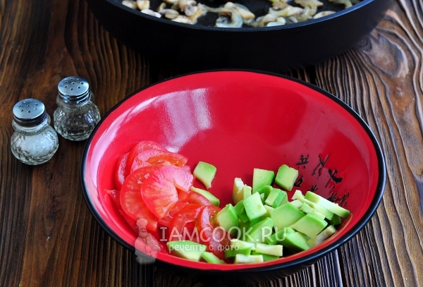 Нарязан авокадо и домати