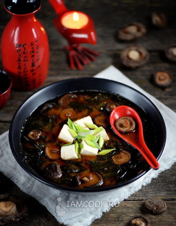 Συνταγή για σούπα miso με φύκια wakame και tofu