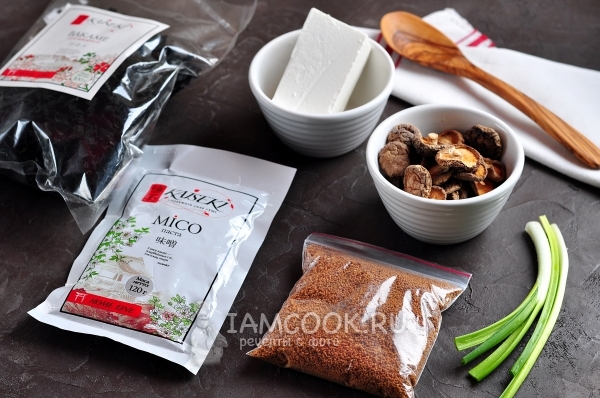 Συστατικά για σούπα miso με φύκια wakame και tofu