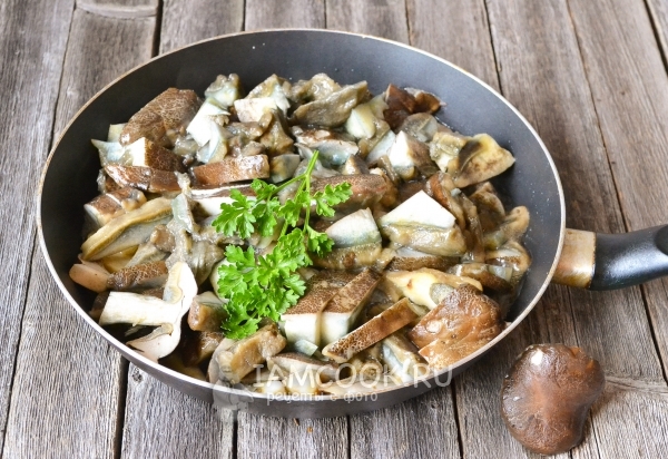 Put mushrooms in a frying pan