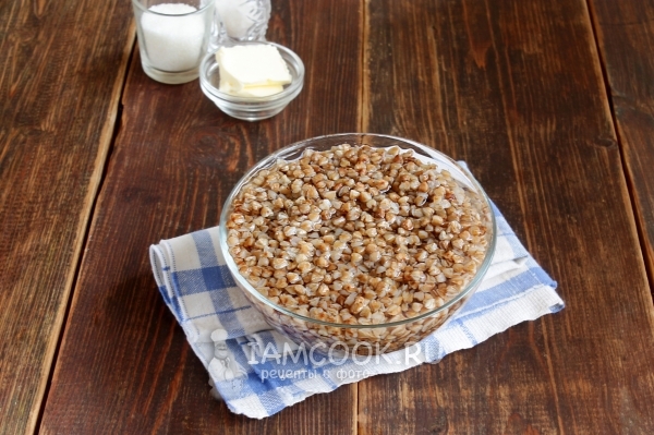 Pour buckwheat with water