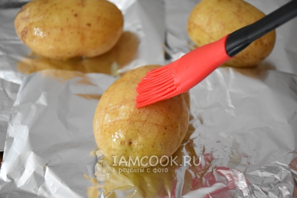 Schmiere die Kartoffeln mit Öl