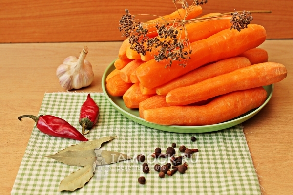Συστατικά για τα καρότα, μαριναρισμένα για το χειμώνα χωρίς αποστείρωση