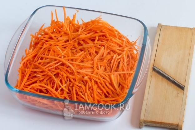 Reiben Sie die Karotten