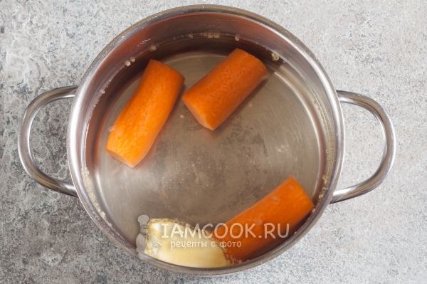 Karotten in Wasser mit Öl brühen