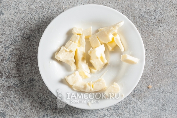 Izrežite maslac na komadiće