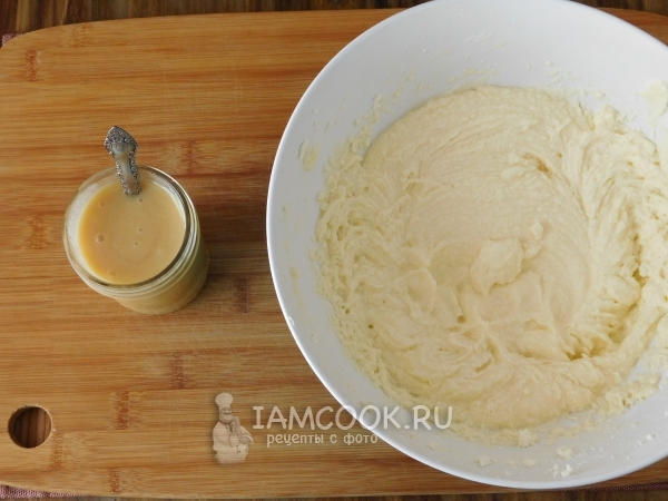 Batir la mantequilla con azúcar en polvo