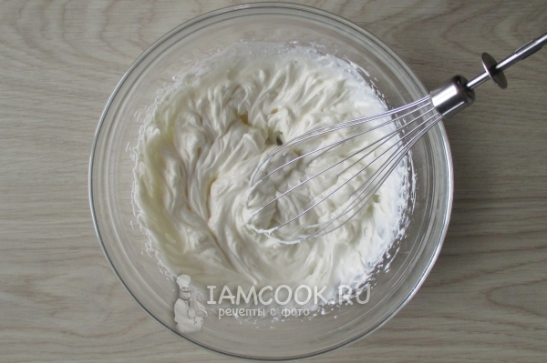 Agregue la crema agria con azúcar en polvo