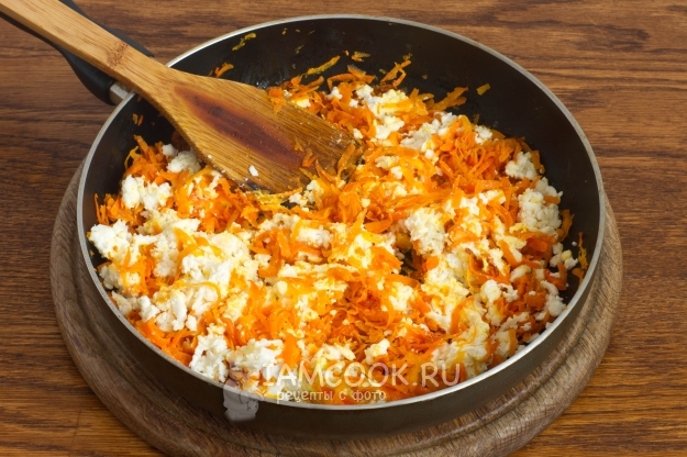 Karotten und Käse umrühren