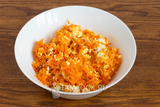 Fügen Sie Karotten und Käse hinzu