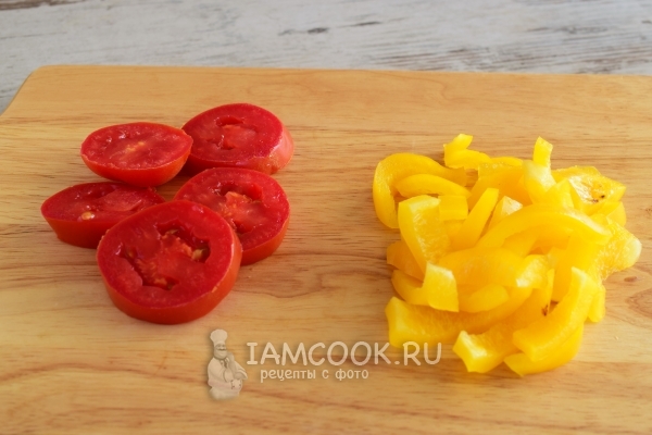 Нарежете чушки и домат
