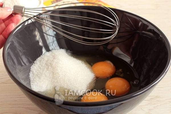 Batir los huevos con azúcar
