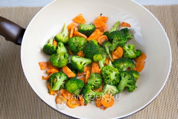Fry carrots and broccoli