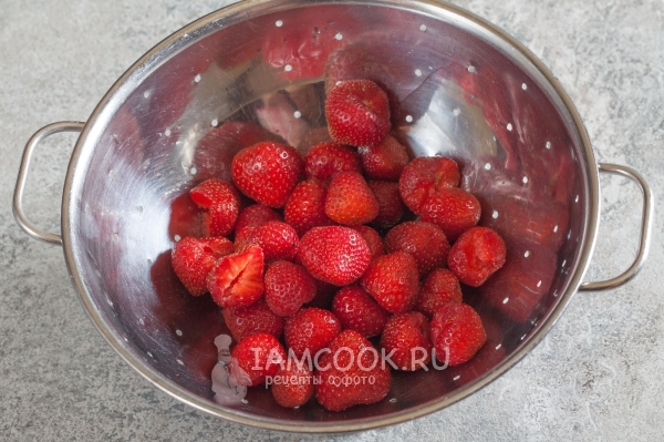 स्ट्रॉबेरी धोएं