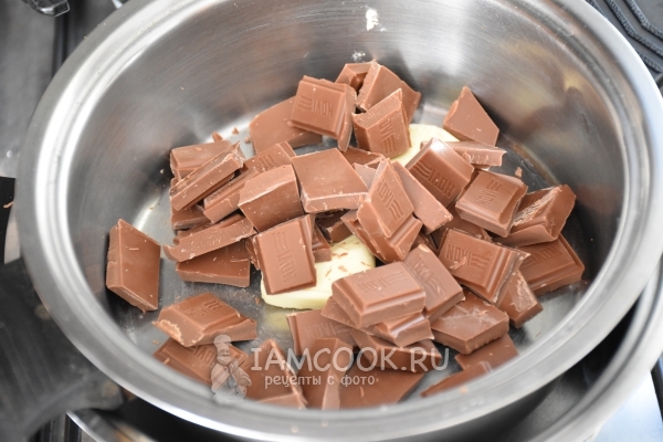 把巧克力放在平底锅里加黄油