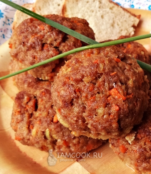 Foto von Fleischklöschen mit den Karotten, gekocht im Ofen